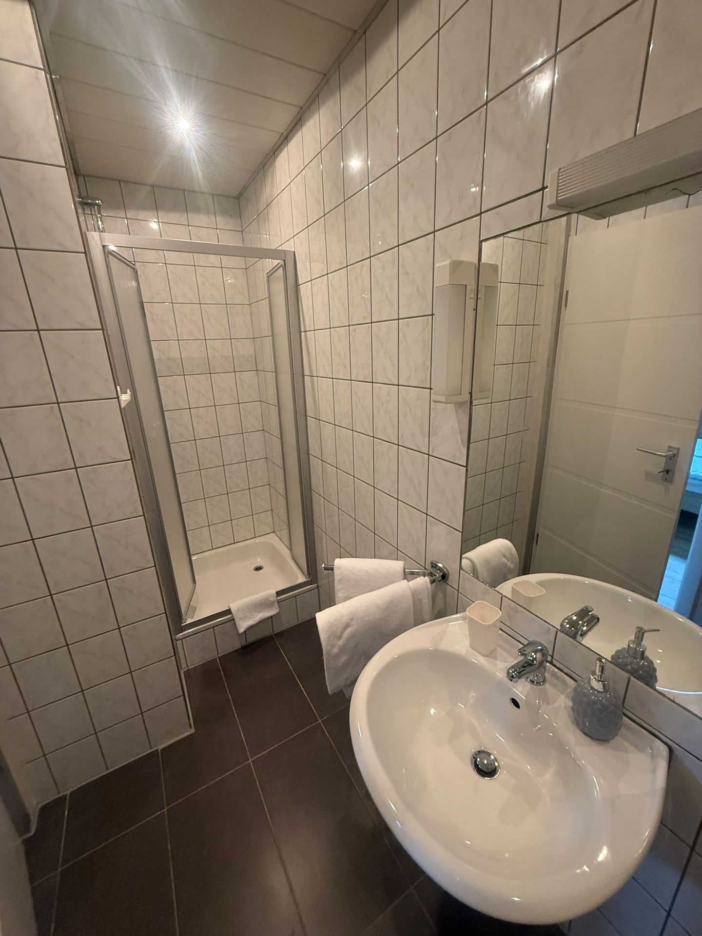 sauberes Bad DZ Hotel Dernbach