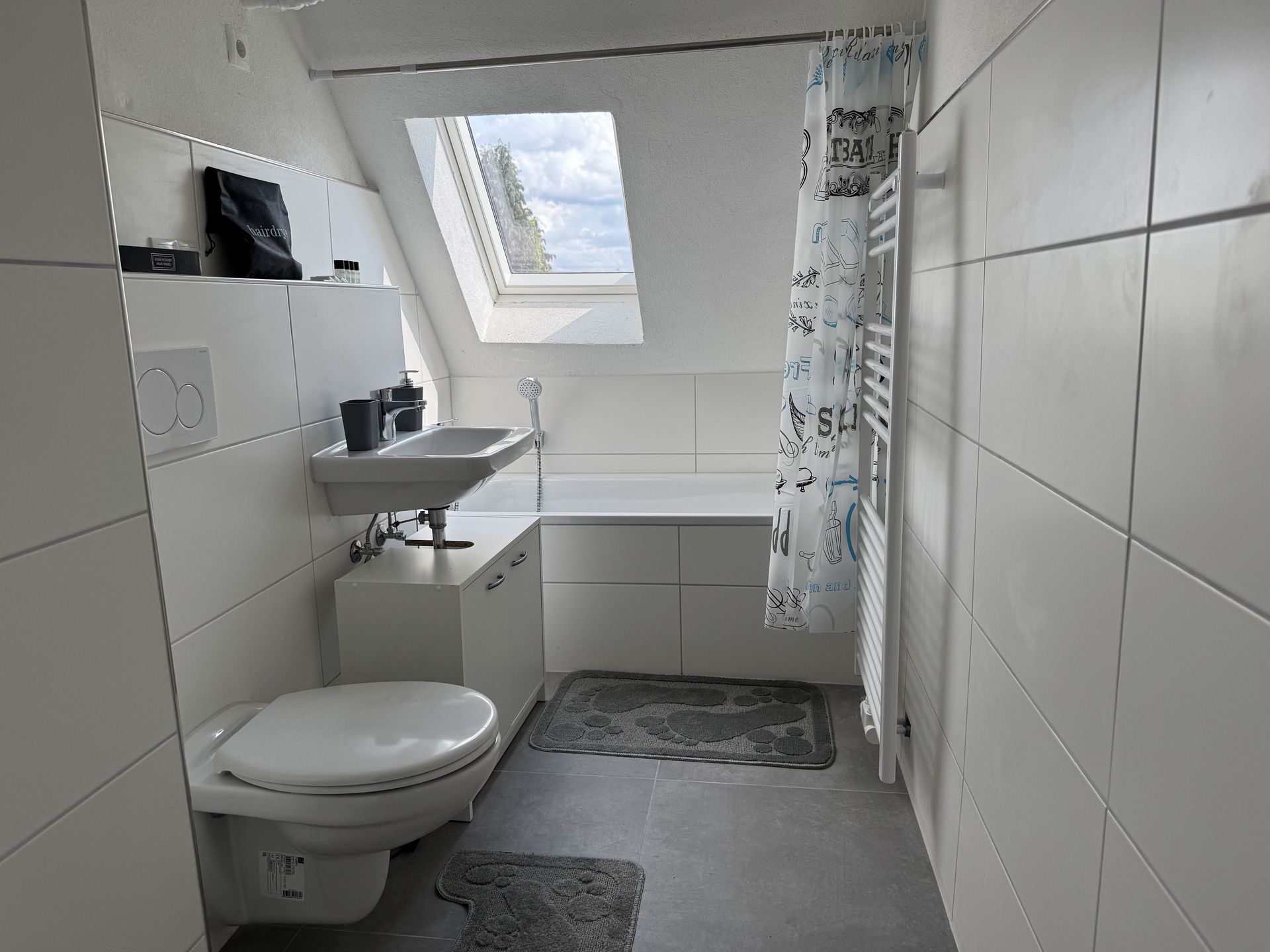 modernes Bad mit Fenster im Apartment 3 SZ Hotel Dernbach